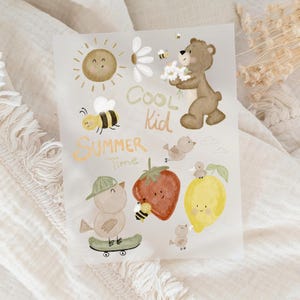 Könnte beinhalten: Eine skurrile Illustration mit einer lächelnden Sonne, einer Gänseblümchen, einem Bären, einer Biene, einem Vogel, einer Erdbeere und einer Zitrone. Die Worte "Cool Kid" und "Summer Time" sind ebenfalls vorhanden. Der Vogel fährt Skateboard. Die Farben sind Braun, Gelb und Grün.