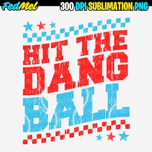 Puede incluir: Sobre un fondo blanco, el texto "HIT THE DANG BALL" en rojo y azul, con un estilo vintage desgastado. La palabra "BALL" incorpora costuras de béisbol. Estrellas y un patrón de cuadros completan el diseño.