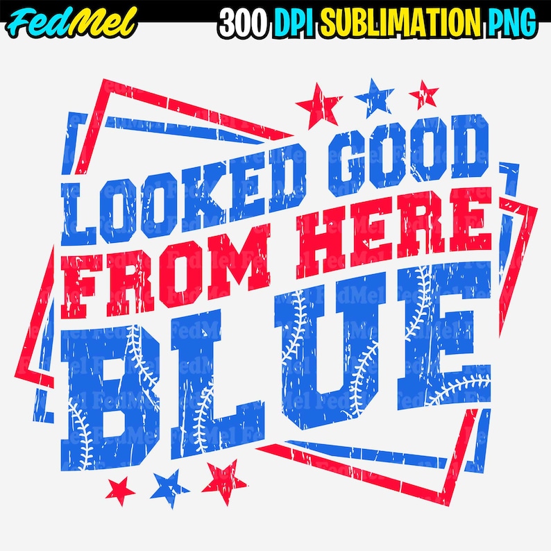 Puede incluir: Dise&ntilde;o gr&aacute;fico con el texto "LOOKED GOOD FROM HERE BLUE" en rojo y azul, con costuras de b&eacute;isbol en las letras azules. Estrellas y l&iacute;neas rojas completan el dise&ntilde;o, adecuado para la sublimaci&oacute;n.