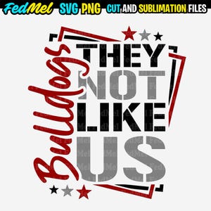 Könnte beinhalten: Rotes und schwarzes Grafikdesign mit dem Text "Bulldogs They Not Like Us" in einer fetten, blockartigen Schrift. Das Design enthält drei rote Sterne und zwei graue Sterne.