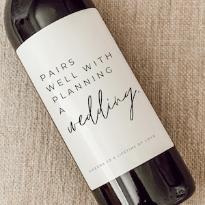 Se marie bien avec l&#39;organisation d&#39;un mariage, une étiquette de vin de fiançailles amusante, une fête de mariage et un cadeau de nouvelles fiançailles, un cadeau pour un couple, des idées de cadeau de fiançailles