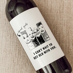 K&ouml;nnte beinhalten: Ein wei&szlig;es Weinflaschenetikett mit einer Schwarzwei&szlig;illustration von vier Frauen mit dem Text "squad goals" und "I can't wait to get old with you." Das Etikett ist 10 cm x 12,7 cm gro&szlig; und wasserdicht, repositionierbar und abl&ouml;sbar.