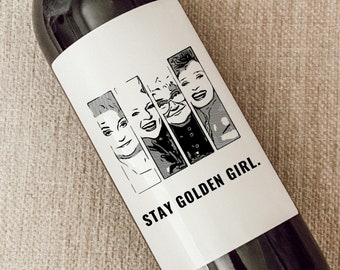 Peut inclure: Une étiquette de bouteille de vin blanche avec une illustration en noir et blanc de quatre visages de femmes. Le texte "STAY GOLDEN GIRL." est imprimé sous l'illustration. L'étiquette est imperméable, repositionnable et amovible. Elle mesure 10,16 cm sur 12,7 cm.