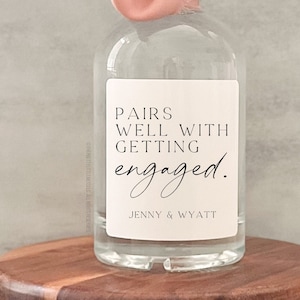 Étiquette de vin de fiançailles, cadeau de fiançailles, se marie bien avec des fiançailles, cadeau de fiançailles pour un couple, cadeau pour elle, carte de fiançailles, cadeau de mariée