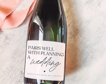 Combina bien con la planificación de una boda, etiqueta divertida de vino de compromiso, regalo para despedidas de soltera y recién comprometidos, regalo para parejas, ideas de regalo de compromiso
