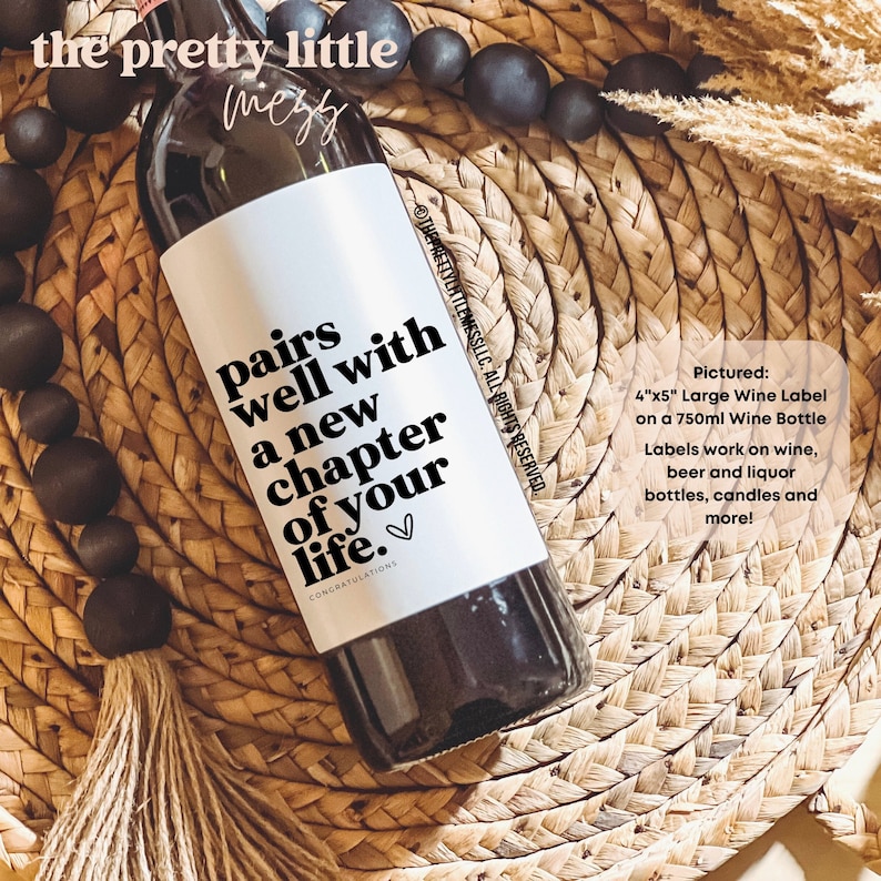 Peut inclure: Une &eacute;tiquette de bouteille de vin blanche avec du texte noir qui dit "pairs well with a new chapter of your life." L'&eacute;tiquette mesure 4 pouces sur 5 pouces et est repr&eacute;sent&eacute;e sur une bouteille de vin de 750 ml. L'&eacute;tiquette convient &eacute;galement aux bouteilles de bi&egrave;re et de spiritueux, aux bougies et plus encore.