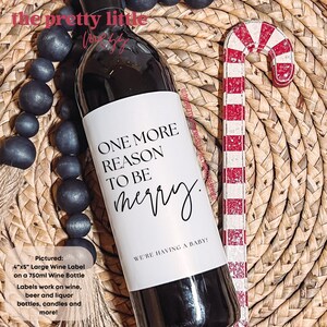 Etiquette de vin de Noël, Faire-part de grossesse pour Noël, Plus on est joyeux, Fête de Noël, Cadeau des fêtes, Idées cadeau Noël pour grands-parents