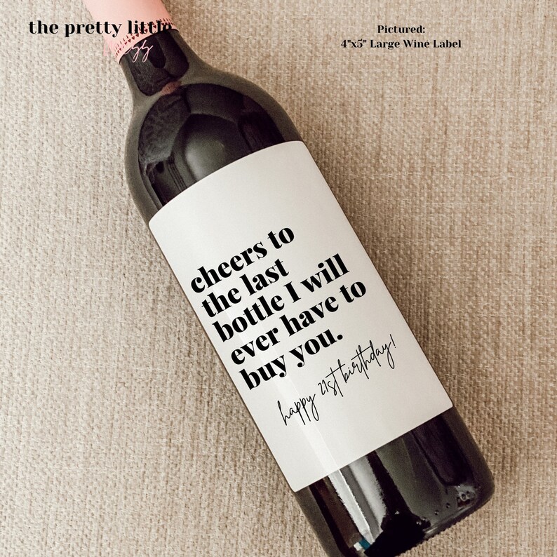 Puede incluir: Una etiqueta de botella de vino blanca con texto negro que dice "Cheers to the last bottle I will ever have to buy you. Happy 21st birthday!"