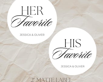Op de afbeelding: Twee witte, ronde matte etiketten met zwarte tekst. Eén label leest "HER Favorite" boven "JESSICA & OLIVER". De andere leest "HIS Favorite" boven "JESSICA & OLIVER". De onderkant van de afbeelding leest "2" MATTE LABEL" en "THE PRETTY LITTLE MESS."