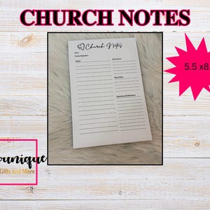 Puede incluir: Un bloc de notas blanco de "Church Notes" con un interior rayado, con secciones para la fecha, el orador, las notas, los puntos clave y las reflexiones. El bloc de notas mide 14 x 22 cm. Las palabras "CHURCH NOTES" están en rosa y negro.