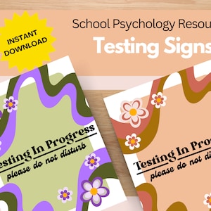 Può includere: Due cartelli stampabili con un design retrò che presenta un vortice viola e verde su uno sfondo verde chiaro e un vortice pesca e marrone su uno sfondo pesca. I cartelli recitano "Testing In Progress - please do not disturb".