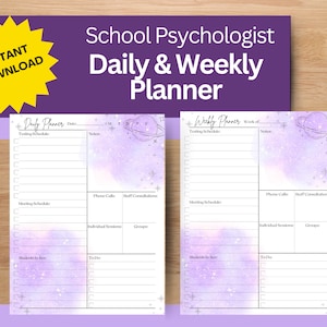 Może przedstawiać: Drukowany planer dzienny i tygodniowy dla psychologów szkolnych z motywem galaktyki. Planer zawiera fioletowe i białe tło akwarelowe z gwiazdami i planetą. Planer zawiera sekcje na harmonogram testów, harmonogram spotkań, rozmowy telefoniczne, konsultacje personelu, sesje indywidualne, grupy, uczniów do zobaczenia i zadania.