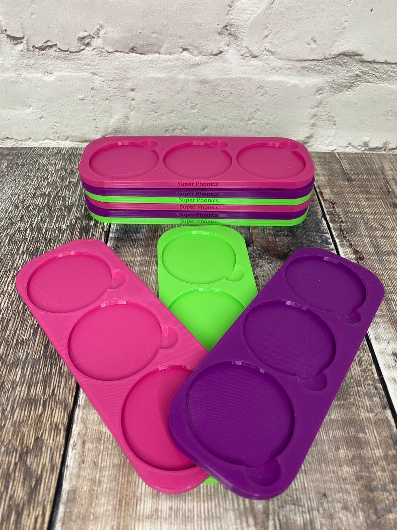 Pu&ograve; includere: Tre stampi in silicone per realizzare oggetti rotondi. Gli stampi sono rosa, verdi e viola. Ogni stampo ha tre cavit&agrave; rotonde.
