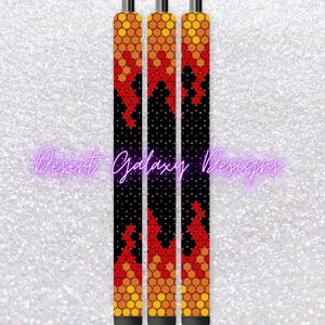 Può includere: Tre penne nere con un motivo ripetuto di cerchi arancioni, rossi e gialli. Il motivo assomiglia a una fiamma.