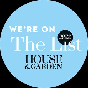 Pode incluir: Um c&iacute;rculo azul claro com o texto "WE'RE ON The List HOUSE & GARDEN" em branco e preto. Um c&iacute;rculo preto com o texto "HOUSE & GARDEN" em branco est&aacute; no canto superior direito.