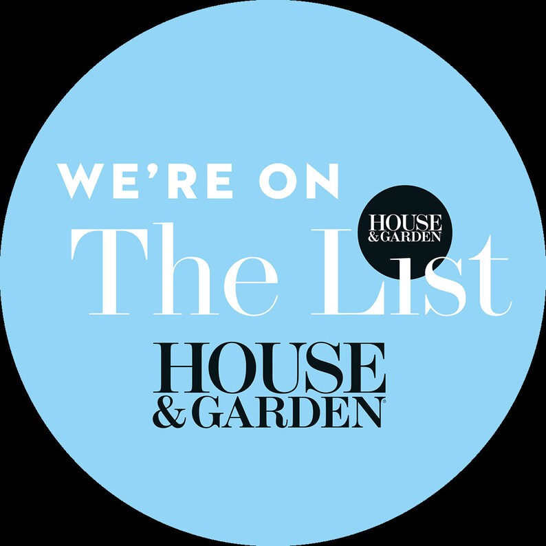 Pode incluir: Um c&iacute;rculo azul claro com o texto "WE'RE ON The List HOUSE & GARDEN" em branco e preto. Um c&iacute;rculo preto com o texto "HOUSE & GARDEN" em branco est&aacute; no canto superior direito.