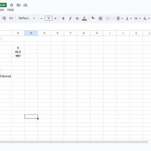 Puede incluir: Una captura de pantalla de una hoja de cálculo de seguimiento del desarrollo profesional. La hoja de cálculo muestra datos, incluyendo el total de empleados, horas de formación y certificados que expiran.