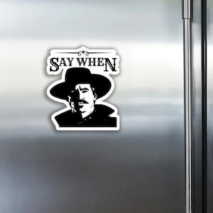 Pode incluir: Ilustra&ccedil;&atilde;o em preto e branco de um homem usando um chap&eacute;u de cowboy e bigode. O texto "SAY WHEN" est&aacute; acima da cabe&ccedil;a do homem.