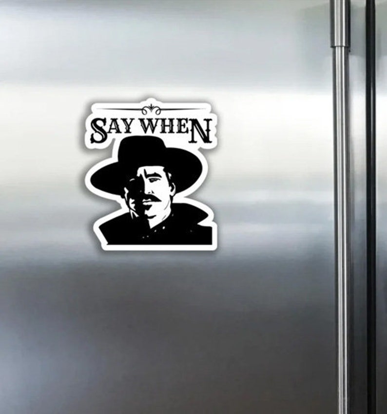 Pode incluir: Ilustra&ccedil;&atilde;o em preto e branco de um homem usando um chap&eacute;u de cowboy e bigode. O texto "SAY WHEN" est&aacute; acima da cabe&ccedil;a do homem.