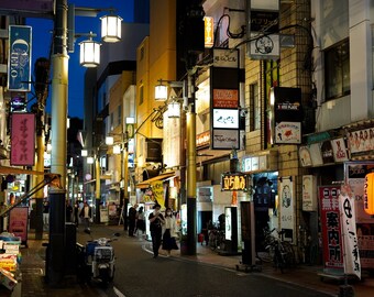 Photo scène de rue à l'heure bleue à Kagoshima, Japon Grand format Décoration maison
