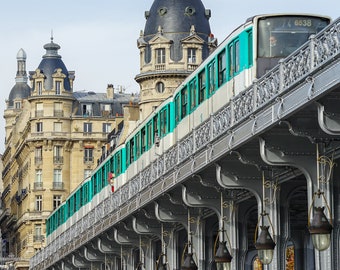 Photo Métro parisien sur le pont de Bir-Hakeim, France Grand format Décoration maison