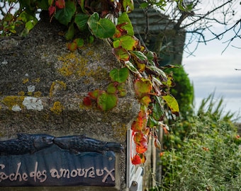Photo La cache des amoureux dans le village de Barfleur, Normandie France Grand format Décoration maison