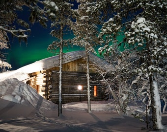 Photo Chalet dans la forêt boréale, une aurore boréale dans le ciel, Saariselkä Laponie Finlande Grand format Décoration maison