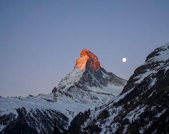 Photo Le Mont Cervin au lever du soleil, un jour après la pleine lune Zermatt Suisse Grand format Décoration maison