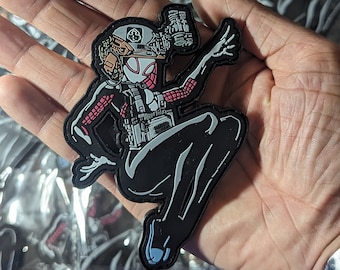 Puede incluir: Un parche en blanco y negro con una imagen estilizada de una persona que lleva un casco y equipo táctico. La persona está en posición de cuclillas con los brazos extendidos. El parche tiene un diseño rojo y blanco en el pecho y los brazos de la persona. El parche está hecho de un material duradero y es perfecto para agregar un toque único a cualquier equipo.