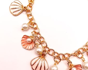 Strand Thema Bettelarmband mit Korallen Pfirsich Muscheln und Perlen mit goldfarbenem Metall