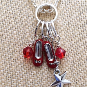 Trollkarlen från Oz Rubin-tofflor, trollstav och kristaller i silver, justerbart