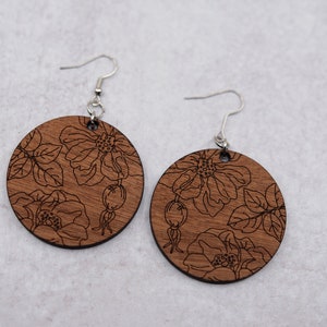 Pendientes de rosa silvestre de caoba – Colgantes de madera cortados con láser, hipoalergénicos