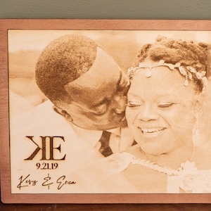 Puede incluir: Una placa de madera grabada con láser con una foto de una pareja, el texto "JE 9.21.19" y los nombres "Kerry & Erica" en cursiva.