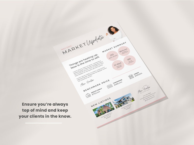 Op de afbeelding: Een roze en witte flyer met een update over de vastgoedmarkt met een foto van een lachende vrouw. De flyer bevat tekst over de huidige markt, benchmarkprijzen en nieuwe aanbiedingen. De tekst op de flyer luidt "Mei 2022 Markt Update", "De zaken worden warm. Nu is het tijd om te verkopen.", "Marktoverzicht", "Benchmarkprijs", "Nieuwe aanbiedingen" en "Alex Hunter Vastgoed".