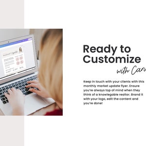 Op de afbeelding: Een persoon werkt op een laptop. Het scherm toont een flyer met een update van de vastgoedmarkt met de tekst "MARKET Update". De tekst "Ready to Customize with Canva" wordt aan de rechterkant van de afbeelding weergegeven.