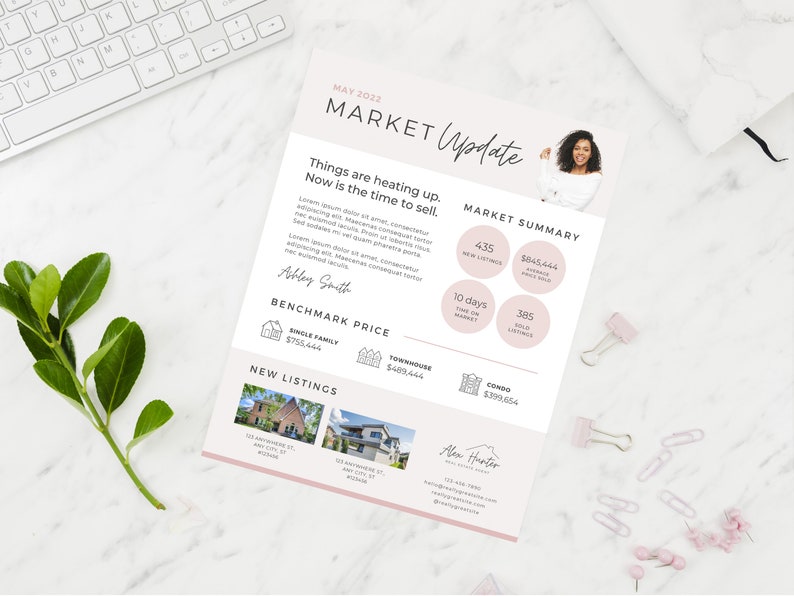 Op de afbeelding: Een roze en witte flyer met een update over de vastgoedmarkt met een foto van een lachende vrouw. De flyer bevat informatie over de huidige markt, waaronder de gemiddelde prijs van verkochte huizen, het aantal dagen dat huizen op de markt staan en het aantal verkochte huizen. De flyer bevat ook een sectie over nieuwe aanbiedingen, met foto's van drie huizen.