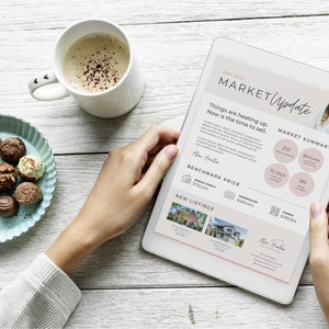 Op de afbeelding: Een tablet met een update van de vastgoedmarkt voor mei 2023. De tekst luidt "MARKET Update" en "Things are heating up. Now is the time to sell." De tekst bevat ook een marktsamenvatting met de volgende informatie: 210 nieuwe aanbiedingen, &euro; 864.444 mediane prijs, 10 dagen op de markt en 305 verkochte huizen. De tekst bevat ook een richtprijs van &euro; 755.444 voor eengezinswoningen.