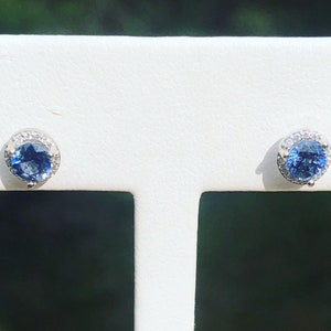 NEW 14kt white gold Ceylon sapphire and diamond stud halo earrings