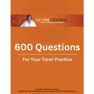 Op de afbeelding: Een oranje boekje met de titel "600 Questions For Your Tarot Practice" en de tekst "DEVINECENTRAL TAROT LENORMAND & BEYOND" in een wit kader bovenaan. Het boekje heeft een mandala-ontwerp op de achtergrond.