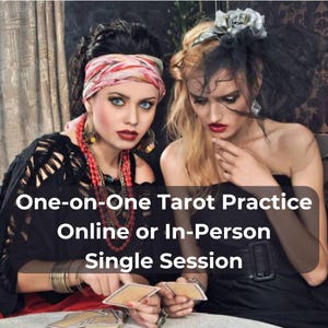 Puede incluir: Dos mujeres sentadas en una mesa, leyendo cartas del tarot. El texto en la mesa dice "One-on-One Tarot Practice Online or In-Person Single Session".
