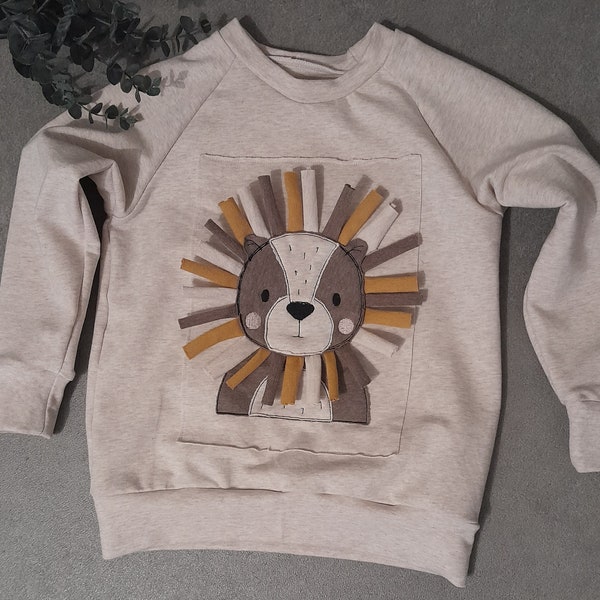 Handmade Sweater mit Löwen Stickmotiv