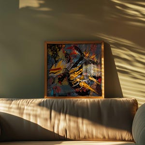 Puede incluir: Una pieza de arte mural cuadrada enmarcada que presenta una composición abstracta caótica con trazos negros, amarillos y rojos, líneas intrincadas y elementos gráficos superpuestos sobre un fondo oscuro y texturizado en un marco dorado.