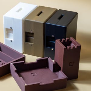 Estuche de viaje para dados impreso en 3D con torre de dados: compacto, portátil y seguro, perfecto para D&D, RPG y juegos de mesa.