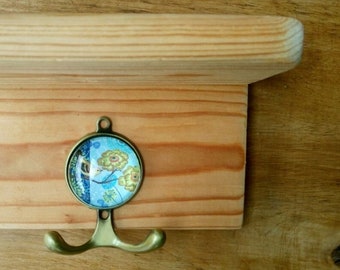 Llavero hecho con madera reciclada