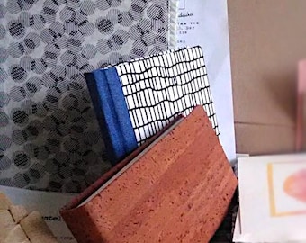El set incluye: Cuaderno o libreta de dibujo: doble durabilidad, encuadernado a mano y reciclado.