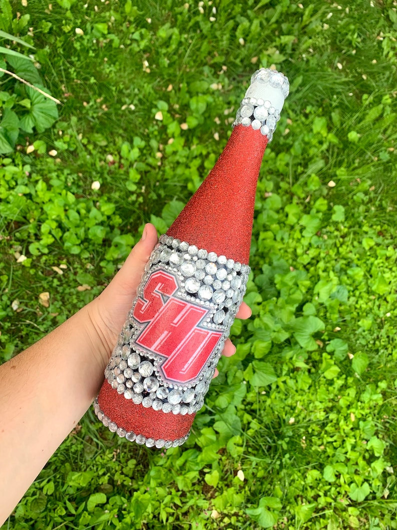 Sacred Heart University bottle with red glitter.