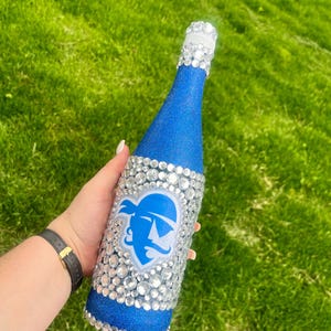 Seton Hall University bottle with blue glitter.