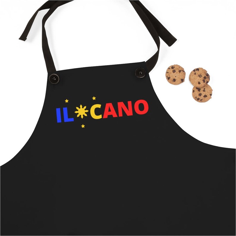 Pu&ograve; includere: Grembiule nero con il testo "IL*CANO" in rosso, giallo e blu. Il testo &egrave; circondato da stelle gialle.