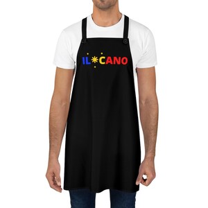 Pu&ograve; includere: Grembiule nero con spalline regolabili e un design rosso, blu e giallo che dice "IL*CANO" con una stella gialla.