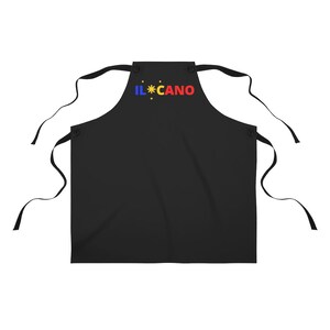 Pu&ograve; includere: Grembiule nero con spalline regolabili e un design ricamato in rosso, giallo e blu che dice "IL*CANO" con una stella al centro.
